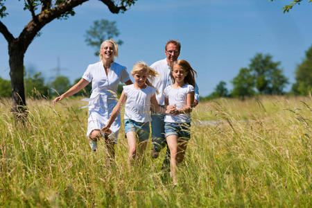 快乐的家庭在草地上奔跑