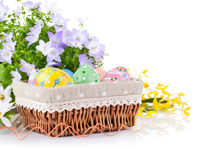 春花篮子里的复活节彩蛋