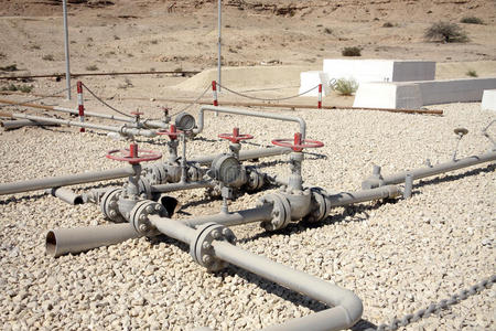 海湾油井古输油管网照片