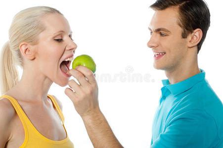 年轻人让她女朋友吃苹果