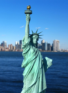 纽约自由女神像和曼哈顿天际线