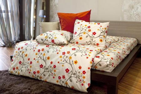 带花床单的卧室开放式室内带条纹地毯, 白色床, 和