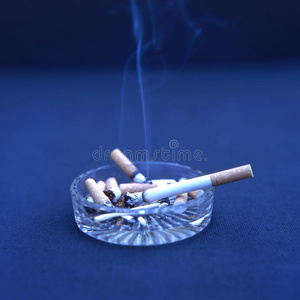 烟灰缸里的烟照片