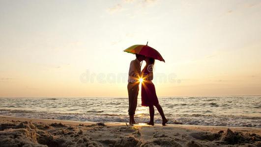 情侣在伞下接吻