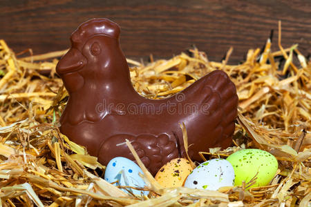 坐在复活节彩蛋上的巧克力母鸡图片