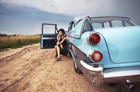 坐在复古车里的美女照片