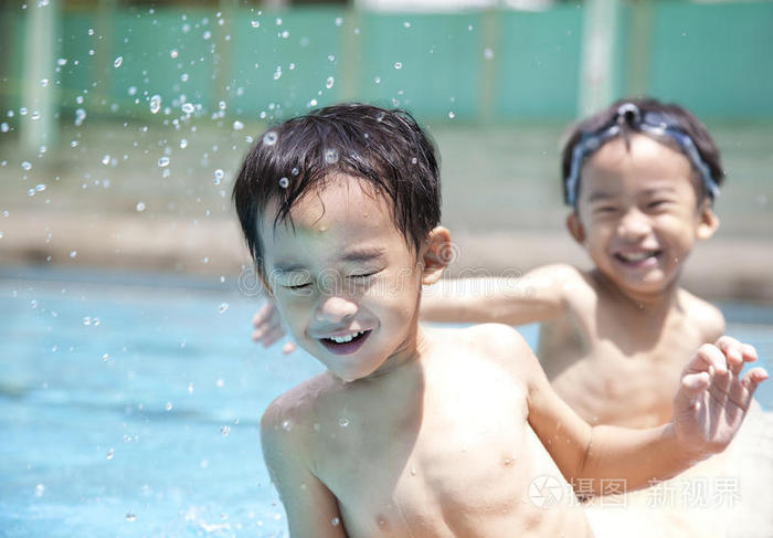 小孩亚洲男孩游泳运动员在游泳池快乐的小女孩可爱的女孩游泳游泳池里