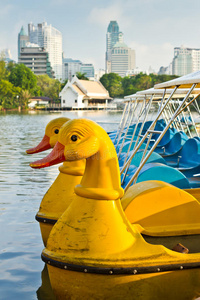 近景漂浮在城市前面的黄色小船