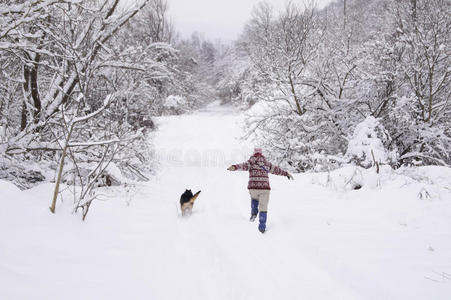 在雪地里奔跑