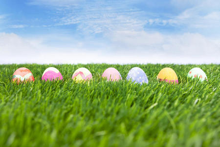 绿色田野上的复活节彩蛋