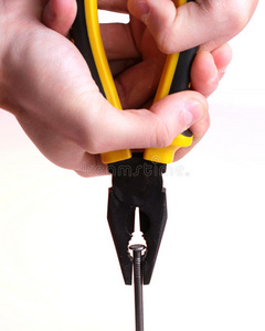 用钳子拔钉子.照片