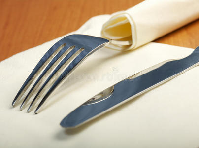餐叉和刀架在餐巾纸上