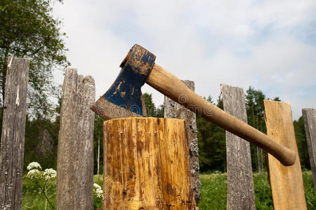 斧头砍在木头上。