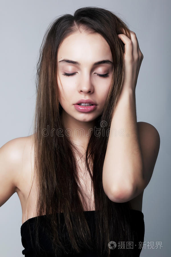 情绪化的黑发女孩拉着头发
