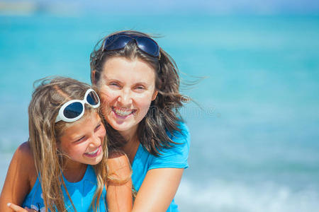 妈妈和女儿在海滩上玩得很开心