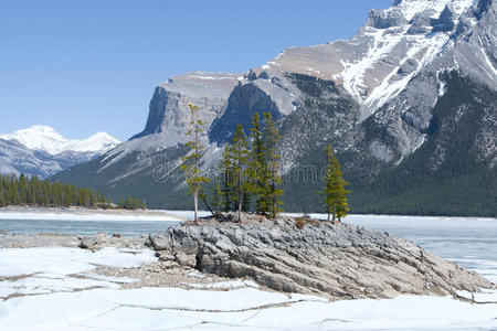minnewanka湖和加拿大落基山脉