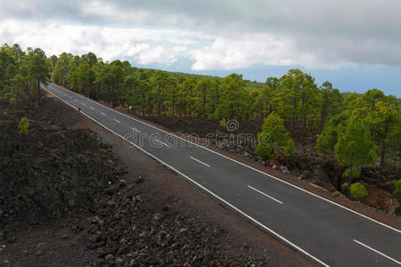 火山口中冰冻熔岩中的道路图片