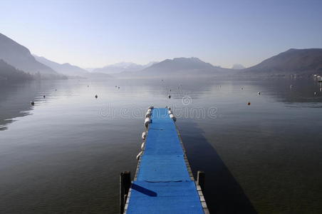 蓝色浮桥和安纳西湖景观图片