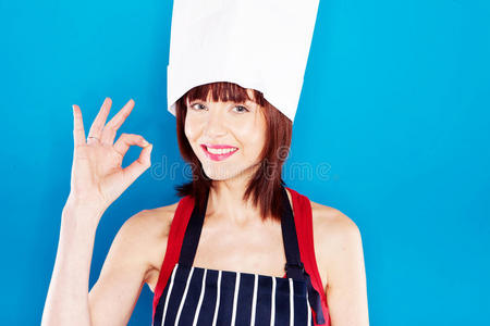 微笑的厨师做出完美的手势