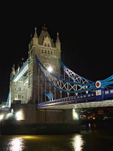 伦敦塔桥夜景旁景