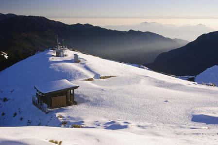 木屋有美丽的雪景。