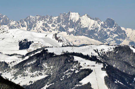 奥地利阿尔卑斯山泽尔阿姆西滑雪场的冬天
