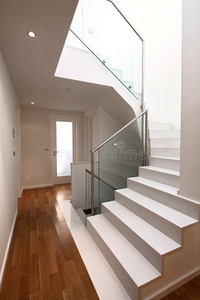 带现代楼梯的室内设计