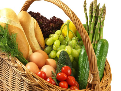 有蔬菜面包和水果的购物篮