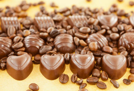心形巧克力糖和咖啡豆图片