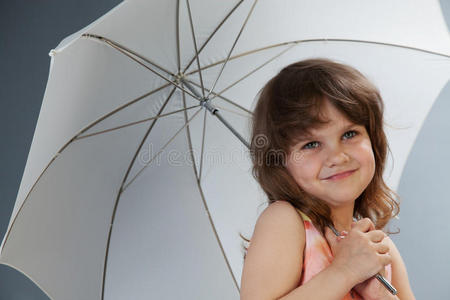带雨伞的小女孩摄影棚图片