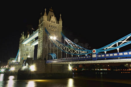 伦敦塔桥夜景旁景