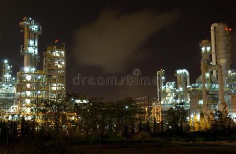 炼油厂夜间