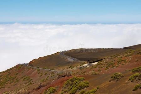 火山口中冰冻熔岩中的道路图片