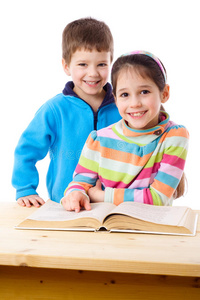 两个孩子一起看书