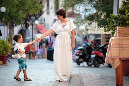 母亲和她三岁的儿子在城里散步
