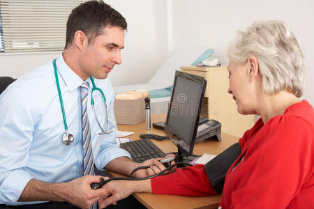 英国医生给老年妇女量血压