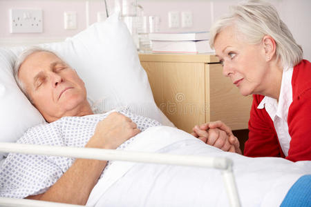 老年妇女探望住院丈夫