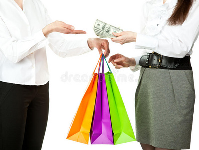 年轻女子买东西付钱照片