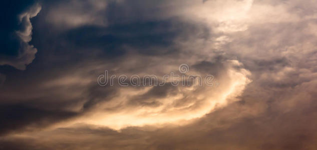 夜空中的雨