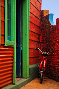 红墙旁的红色自行车
