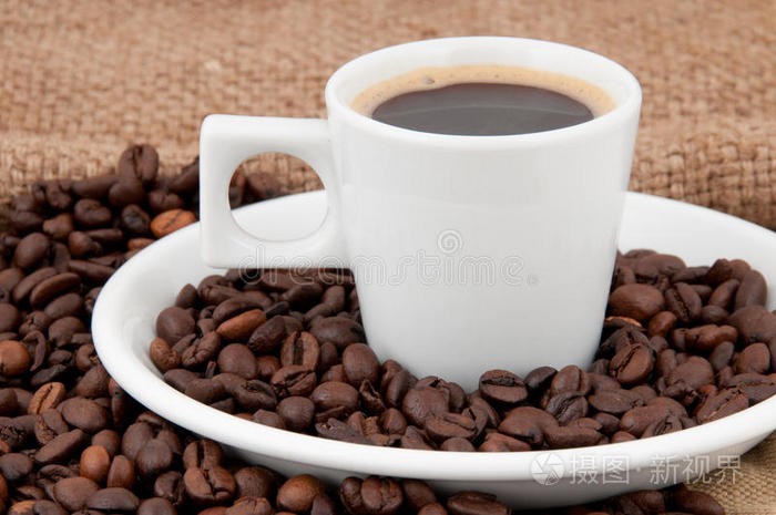 以咖啡豆为背景的一杯咖啡