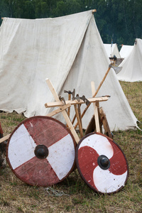 帐篷附近有两个盾牌和几把斧头