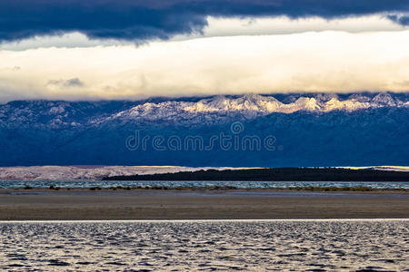 海水沙山和云层