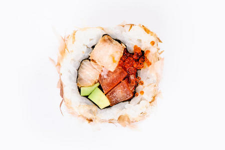 寿司配鳄梨鱼和红鱼子酱顶视图