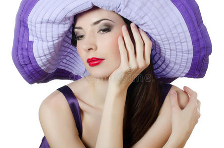 戴紫丁香帽子的美丽优雅的女人