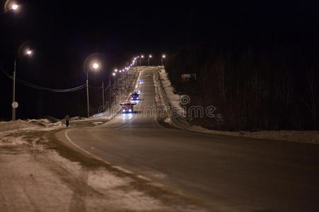 夜间上路的汽车