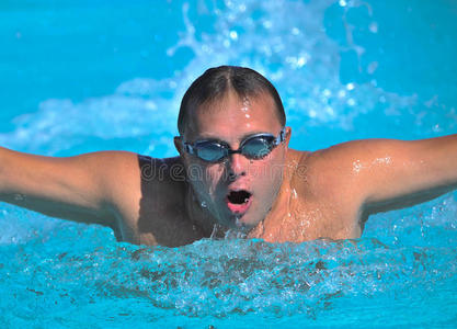 前爬泳运动员照片