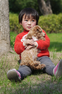 女孩抱小狗图片