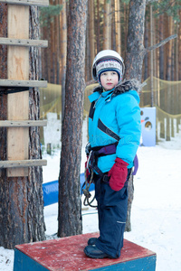 穿登山装备的男孩，森林，冬天