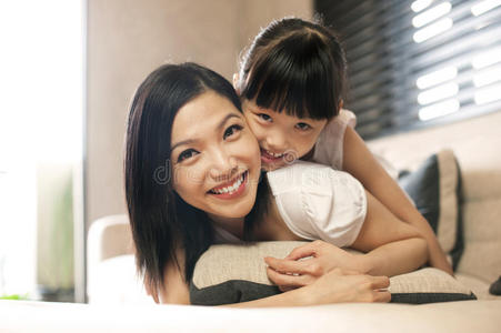亚洲女儿拥抱母亲